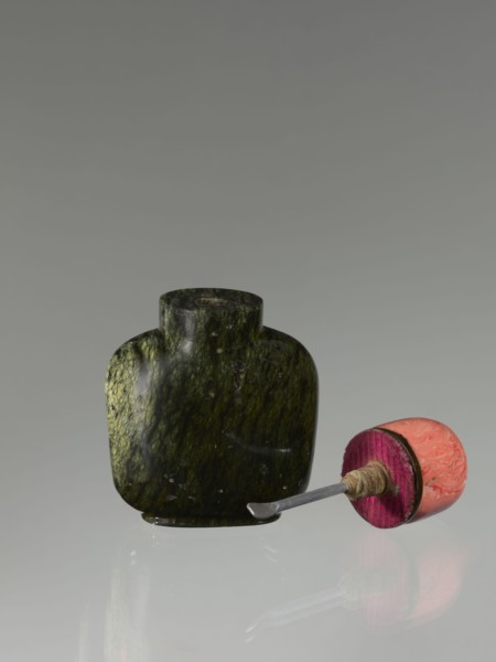 Snuffbox with spoon, Chinese, Qing dynasty 1644–1911, 19th century. Moon bottle form carved from