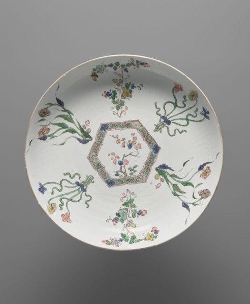 Platter, Chinese, Qing dynasty 1644–1911, 19th century; colored porcelain with floral decorations