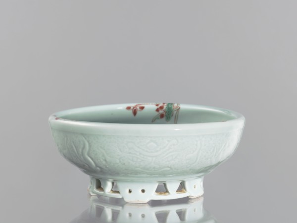 Bowl on an openwork foot;, Chinese colored porcelain vessel from the Qing dynasty, Yongzheng period