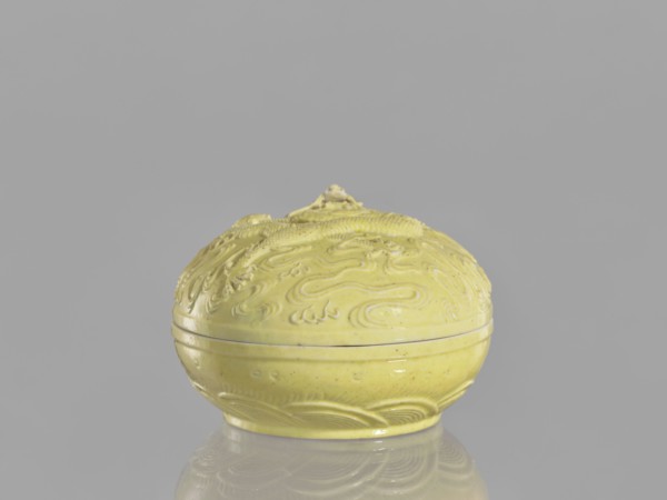 Box with a lid, Kangxi style, ceramics, Qing dynasty 1644–1911, Kangxi period 1662–1722, 18th