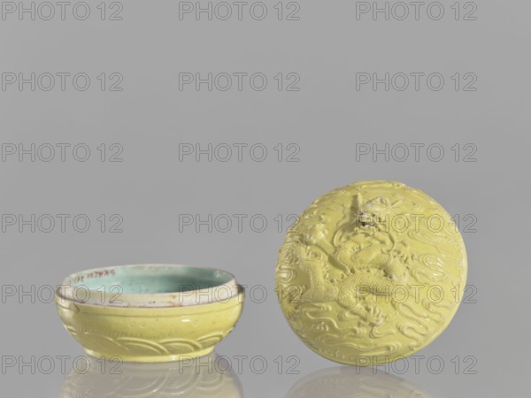 Box with a lid, Kangxi style, ceramics, boxes, Qing style, dragons iconography, Chinese art,