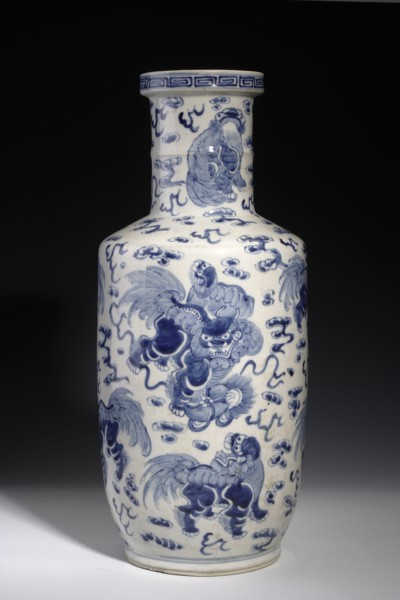 Tall bang chui vase, Chinese, Qing dynasty Kangxi period, 1662–1722, 17th century. Blue-and-white