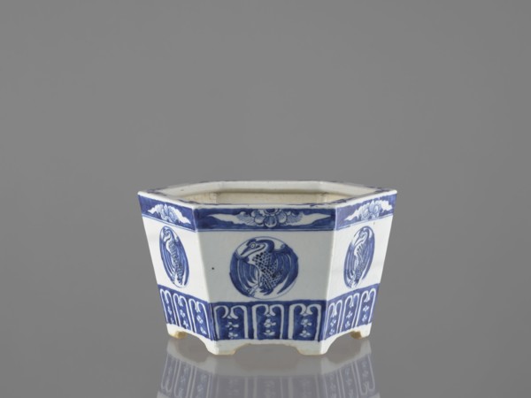 Flowerpot, Chinese, Qing 1644–1911, 18th/19th century. Blue-and-white porcelain jardinnière with