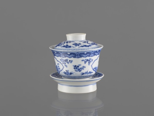 Bowl on a base with a lid, ceramics, blue and white porcelain, Chinese art, female images, figural