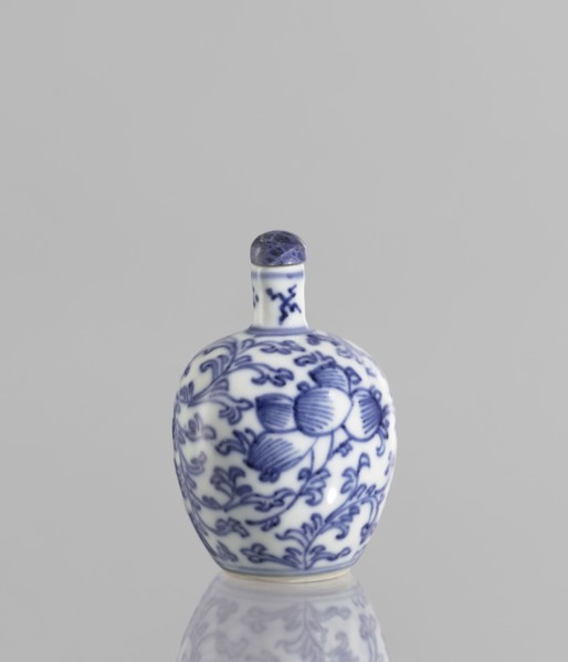 Snuffbox with spoon, Chinese blue-and-white porcelain, 19th century China; decorated with plant