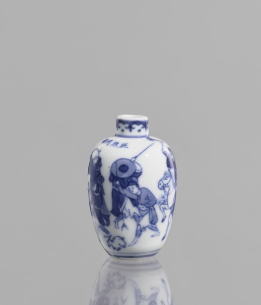 Flask - snuffbox, Chinese, blue-and-white porcelain, figurative scenes of hunting with bows,