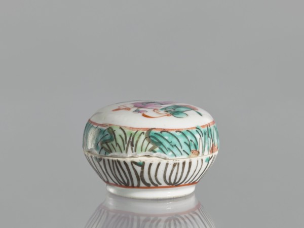 Box with a lid, Chinese, colored porcelain with figural scenes, 19th century, vessel, height 4.6