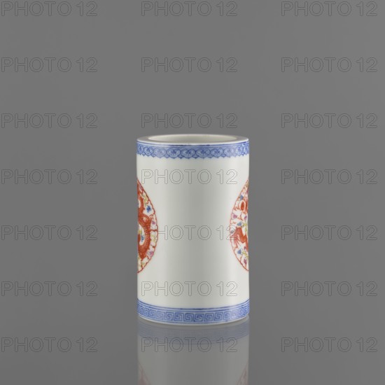 Brush vessel, Chinese, 19th century, ceramics, decorated with dragons and meander ornament,