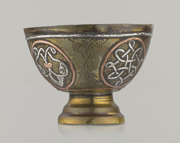Bowl, Islamic art, Arabic culture, geometric motifs, decoration with braided and arabesque motifs
