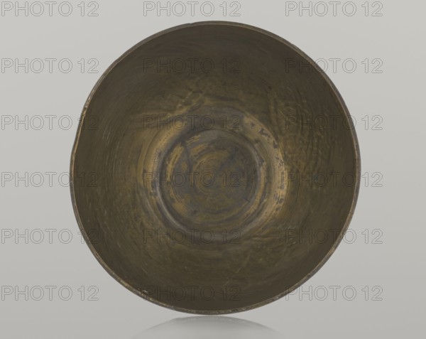 Bowl, Islamic art, Arabic, geometric motifs; decoration with braided and arabesque motifs in