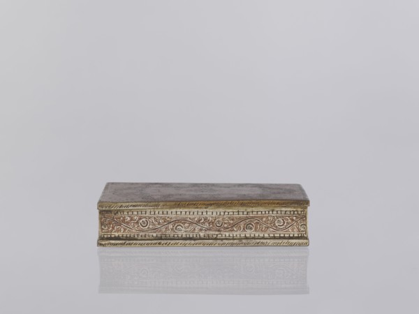 Box with lid. Box decorated on the sides with plant twigs. Paste colors: red, orange, black paste