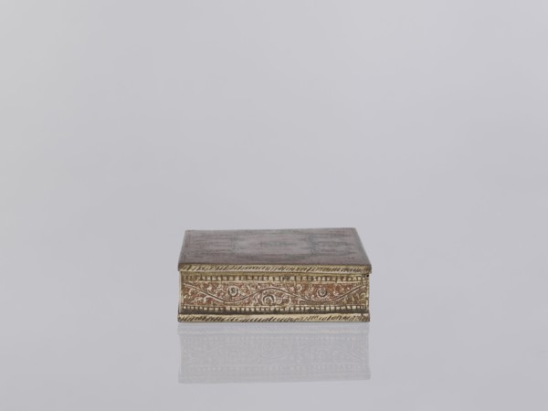 Box with lid. Decorated on the sides with plant twigs. Paste colors: red, orange, black paste