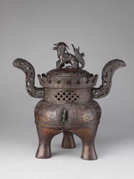 Ding-type incense burner koro with cover, Yoshida maker. Incense burner with two openwork handles.