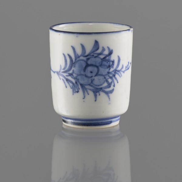 Bowl, Chinese, Qing 1644–1911, 19th/20th century. Porcelain vessel on a ring-shaped foot, height 5