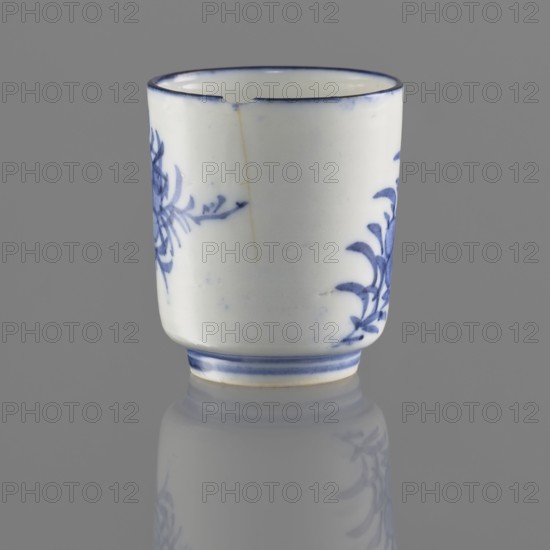 Bowl, Chinese, Qing 1644–1911, 19th/20th century. Porcelain vessel on a ring-shaped foot, height 5