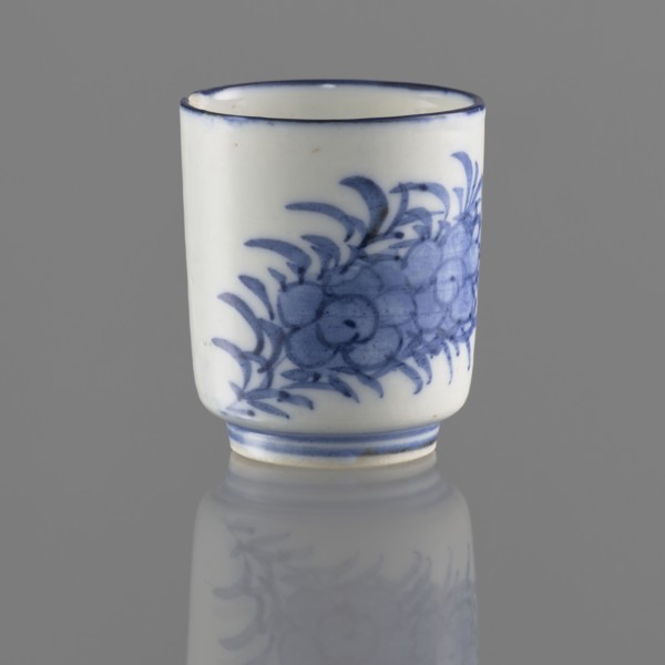 Bowl, Chinese, Qing 1644–1911, 19th/20th century. Porcelain vessel on a ring-shaped foot, height 5