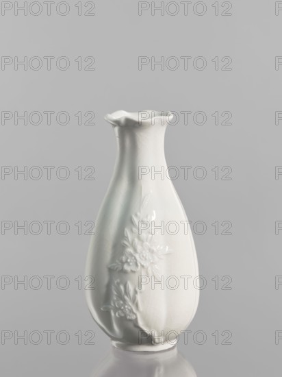Vase, gift; Chinese; Qing dynasty 1644–1911; peaches iconography; decorative vessel; 1690–1710,