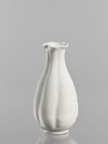 Vase, Chinese, Qing dynasty 1644–1911, decorated with peaches iconography, decorative vessel, dated
