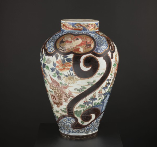 Vase tsubo, Japanese, decorated with butterflies, birds, phoenixes hoo, karashishi, paulownia,