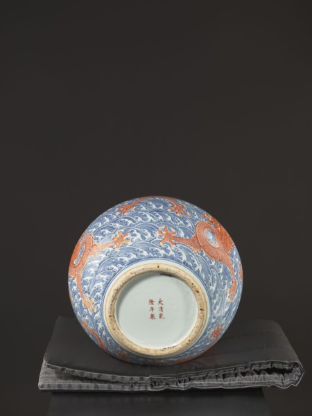 Vase-bottle, Qing dynasty, Qianlong period 1736–1795, 18th century China. Blue-and-white porcelain