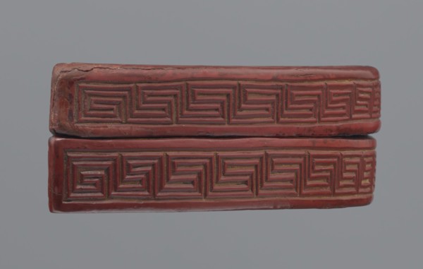 Box with a lid. Semi-circular box decorated on the lid with a dense pattern composed of peony