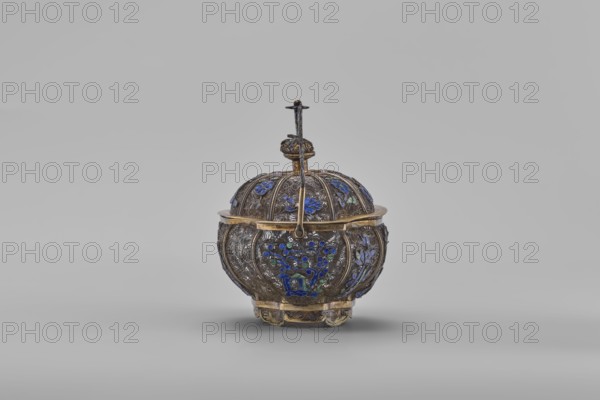 Basket with a lid; maker, Chinese; 19th century; Canton, China; container; decorated with flowers