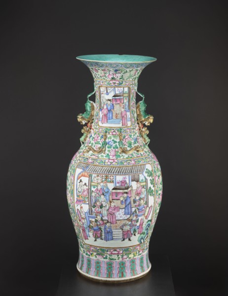 Vase, lion iconography, protection, court scenes, ceramics, Qing style, colored porcelain, Chinese