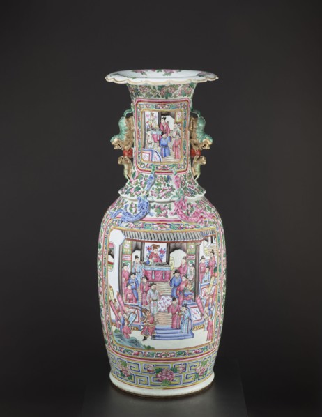 Vase, Chinese, Qing dynasty 1644–1911, colored porcelain ceramics, decorated with lizards and a