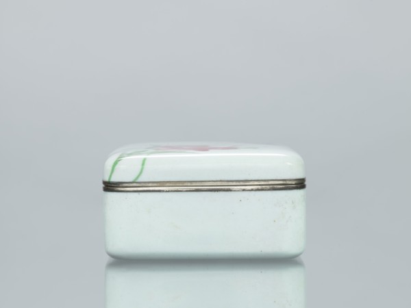 Box with a lid;, Cloisonné enamel decorative box depicting poppies and plant ornament. Taisho