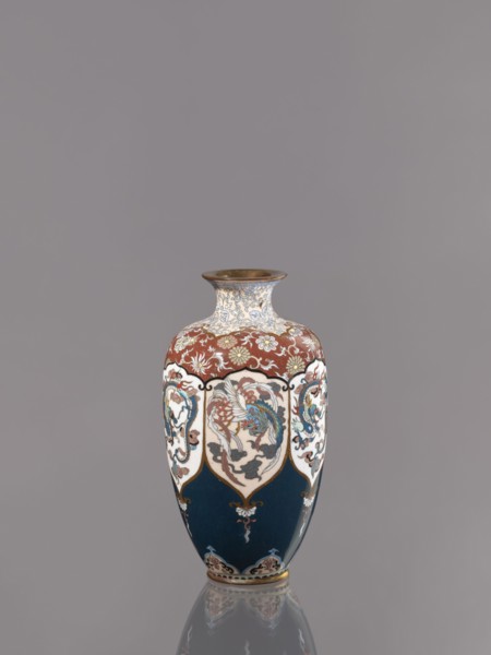 Vase, cloisonné enamel. Vase on a small, ring-shaped foot, with a short neck ending in a spout
