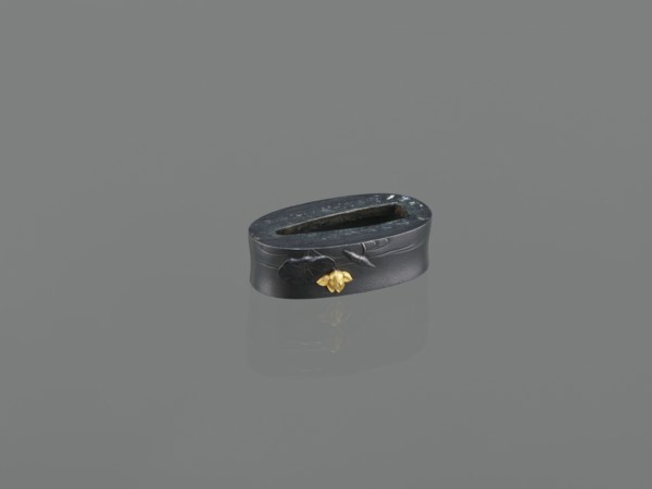 Metal collar ending a sword hilt fuchi by Kita Takenori, signed; decorated in high relief with