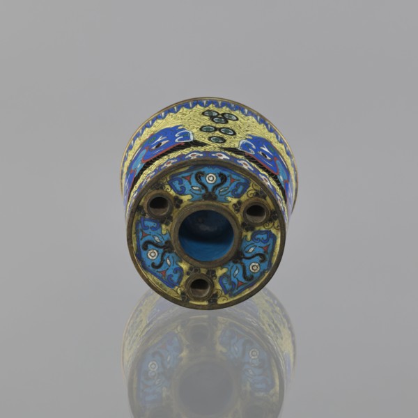 Sawdust container, gift, Chinese, Qing dynasty 1644–1911, cloisonné enamel vessel decorated with