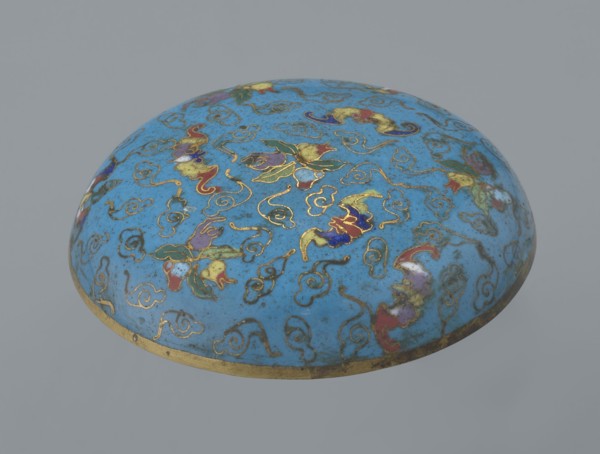 Round box with a lid, Chinese, Qing 1644–1911, cloisonné enamel, cylindrical flattened shape on a
