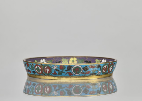 Plate. Cloisonné enamel huaniao, decorative vessel with a brim. Turquoise background with images of