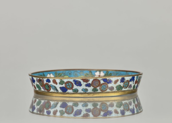 Plate with a brim; cloisonné enamel dish, 19th century China Qing dynasty. Circular plate with