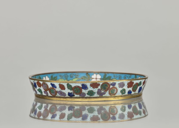 Plate, cloisonné enamel dish with a brim, 19th century China Qing dynasty. Height 2.4 cm; diameter