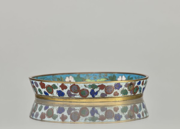 Plate with a brim; cloisonné enamel dish with plant ornaments and a tiger symbol. Chinese, Qing