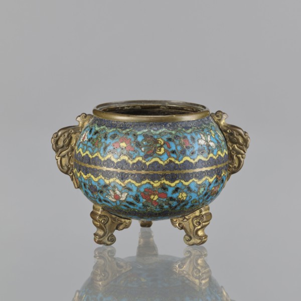 Ding incense burner, Chinese cloisonné ceremonial vessel, Qing dynasty 18th century. Ding tripod