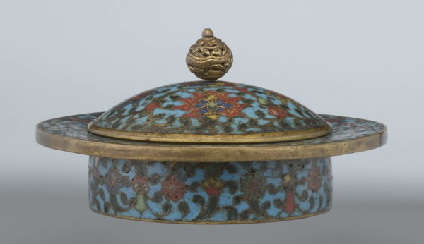 Tin with a lid, Chinese, Qing dynasty, Qianlong period, cloisonné enamel, 18th century. Cylindrical