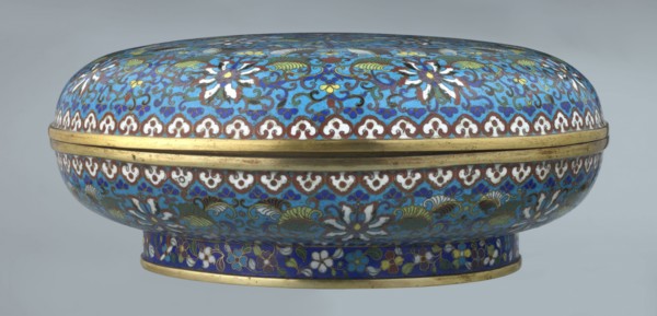 Box with lid, Chinese, Qing dynasty, Qianlong period, cloisonné enamel, 18th century. Large