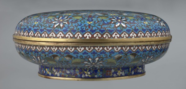 Box with lid, Chinese, Qing Qianlong, cloisonné enamel. Large cylindrical-spheroidal box supported