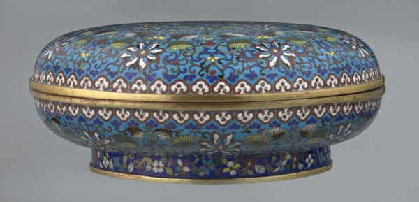 Box with lid, Chinese, Qing dynasty Qianlong period, cloisonné enamel, 18th century. Large