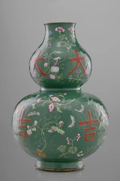 Vase, calabash form, 18th century China, Qing dynasty. Porcelain vessel with decoration on a green