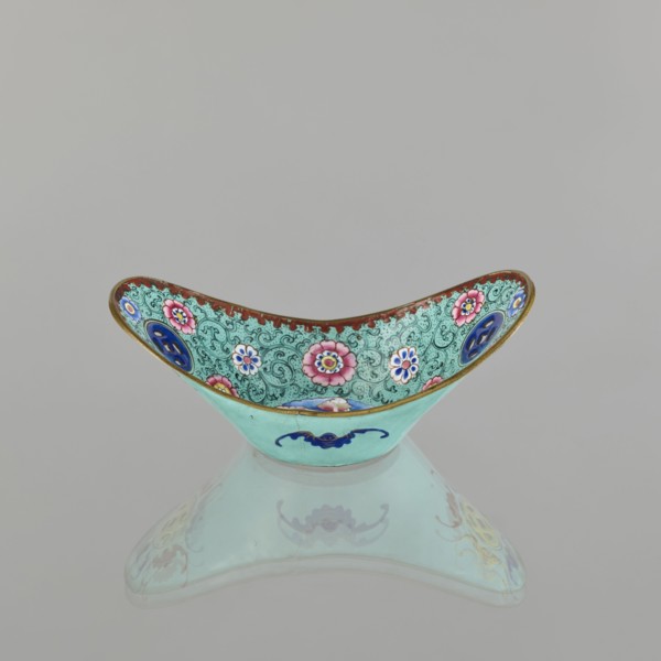 Bowl; painted enamel on porcelain; Qing dynasty 1644–1911, 18th–19th century, China; decorated with