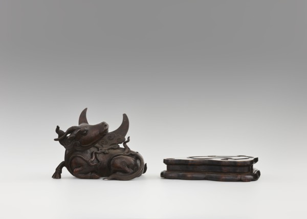 Mirror pedestal — lying unicorn on base; Chinese; Qing 1644–1911, 17th century; carved wooden base;