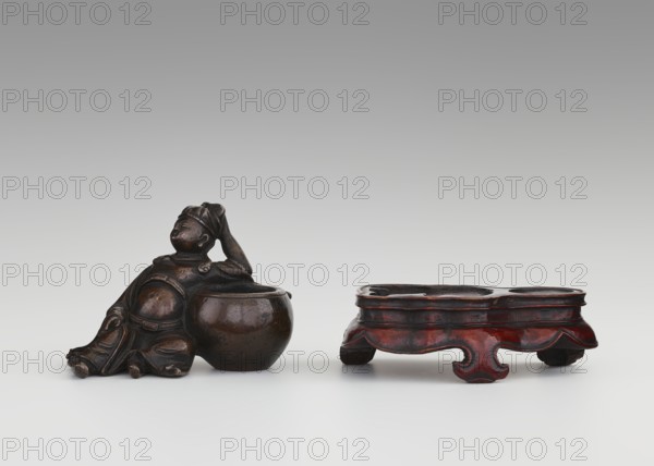 Paperweight: Li Bai on a stand; sculptor unknown. Material: sculpture; subject: Li Bai 701–762