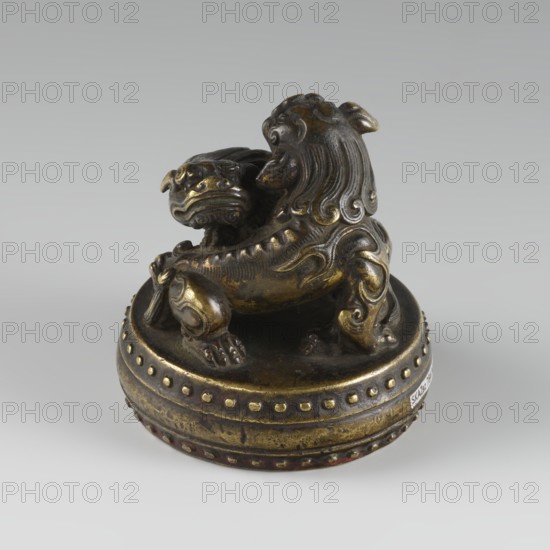 Seal stamp, ; fo iconography; buttons; Qing style; zoomorphic motifs; Chinese culture; lions