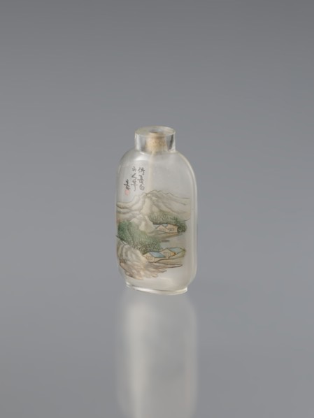 Snuffbox with spoon, Chinese, Qing dynasty 1644–1911. Rounded sides, colorful painted decoration