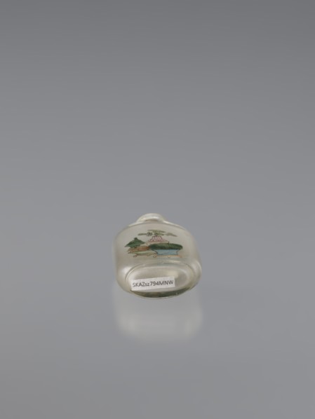 Snuffbox with spoon, Chinese, Qing 1644–1911, 19th century. Rounded-sided snuffbox and attached