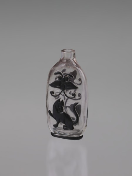 Flask-snuffbox, ; motif: flowers, lion, bottles, butterflies; Chinese art, Chinese culture; Qing